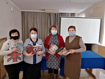 Активисты Женсовета передали книги для сельской библиотеки села Новопавловка